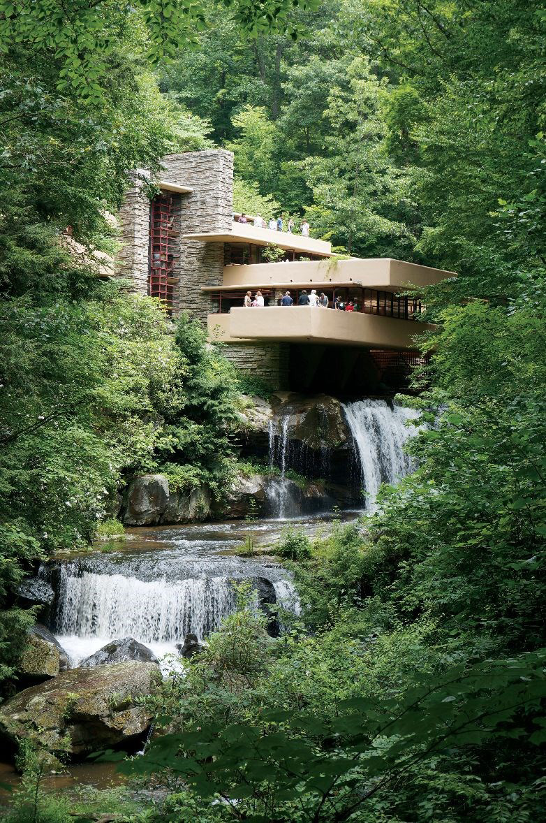 「落水山莊」因為地點座落在一座瀑布之上，因此被稱作是「瀑布上的房子」。（圖片來源：李清志）