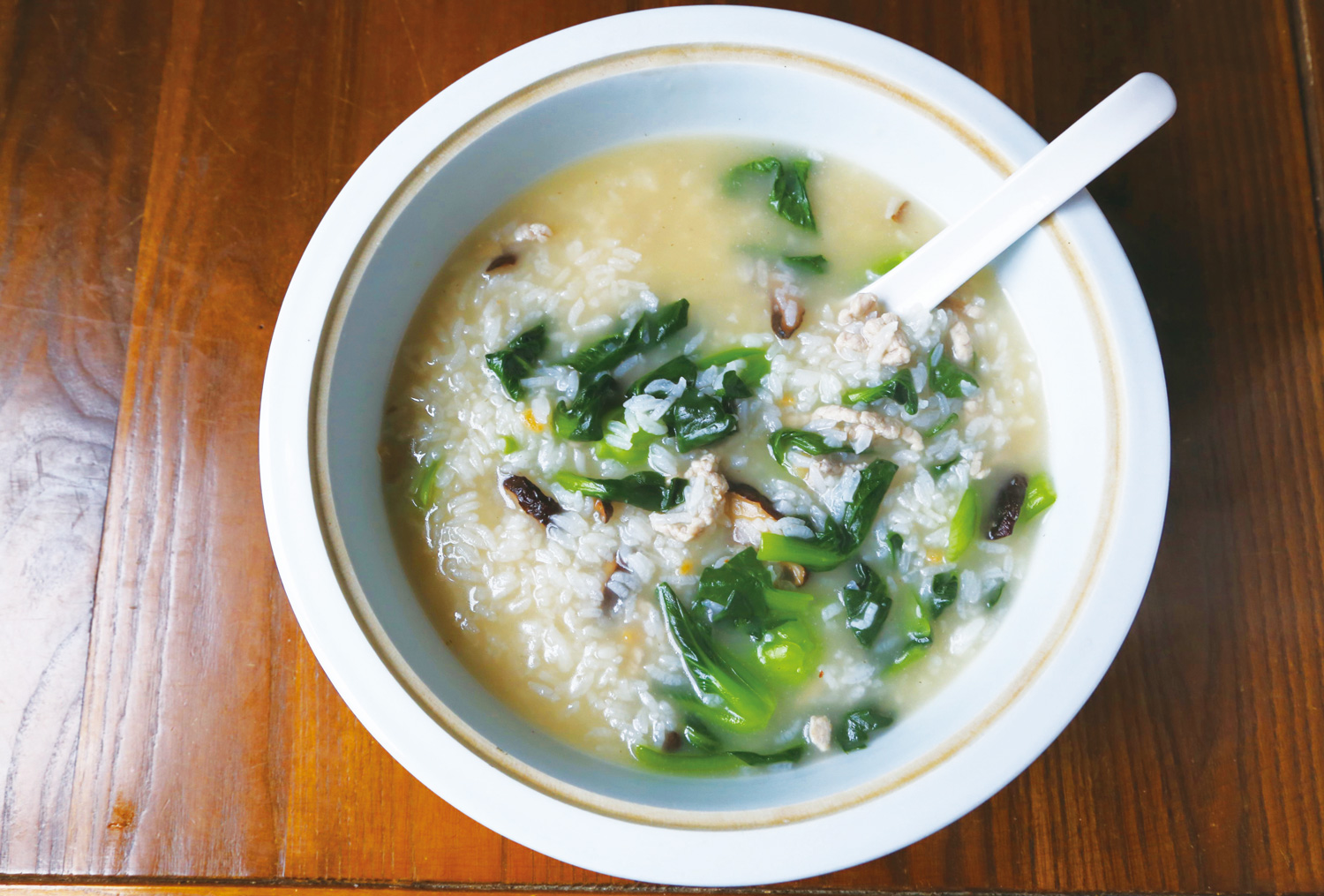 對上海人來說，一碗簡單樸素的菜泡飯，就是他們的日常心頭好。（圖片來源：木馬文化）
