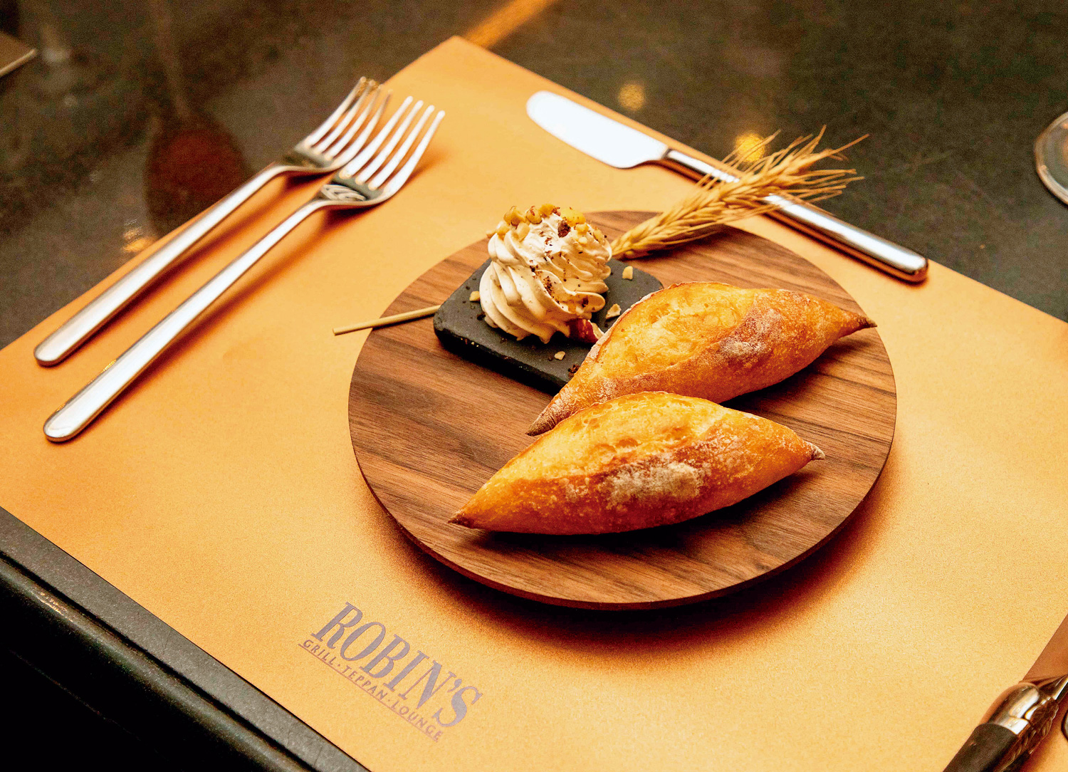 雲林萬豐蔭鹽花是乾蔭熟成法釀造醬油時，表面產生的鹽花結晶，將其融入奶油裡，讓風味醇厚甘美。（圖片來源：台北晶華酒店）