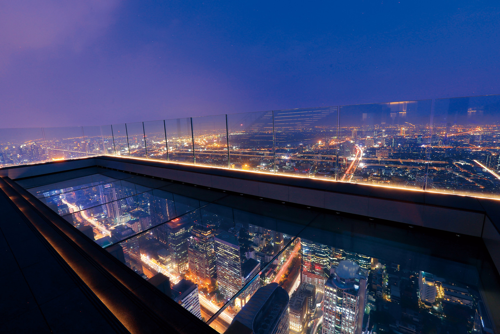 遠離地面300多公尺的玻璃地板，挑戰人們懼高極限，在晚上能見到城市夜景之美。（圖片來源：王權集團）