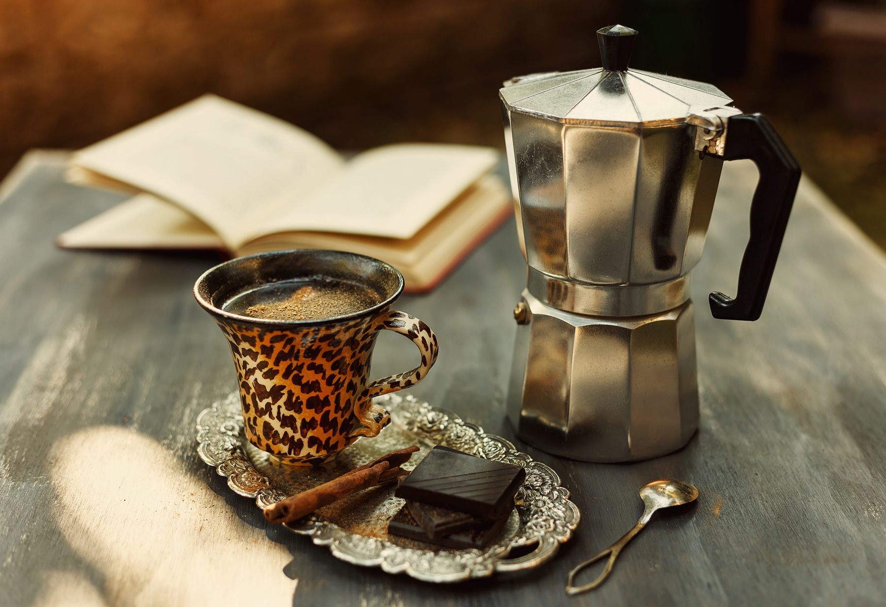摩卡壺利用壓力推送熱水穿過咖啡粉，成為製作咖啡更快速且更容易的爐式咖啡壺，也因此很快成為義大利最受歡迎的家用咖啡沖煮法。（圖片來源：Dreamstime／典匠影像）