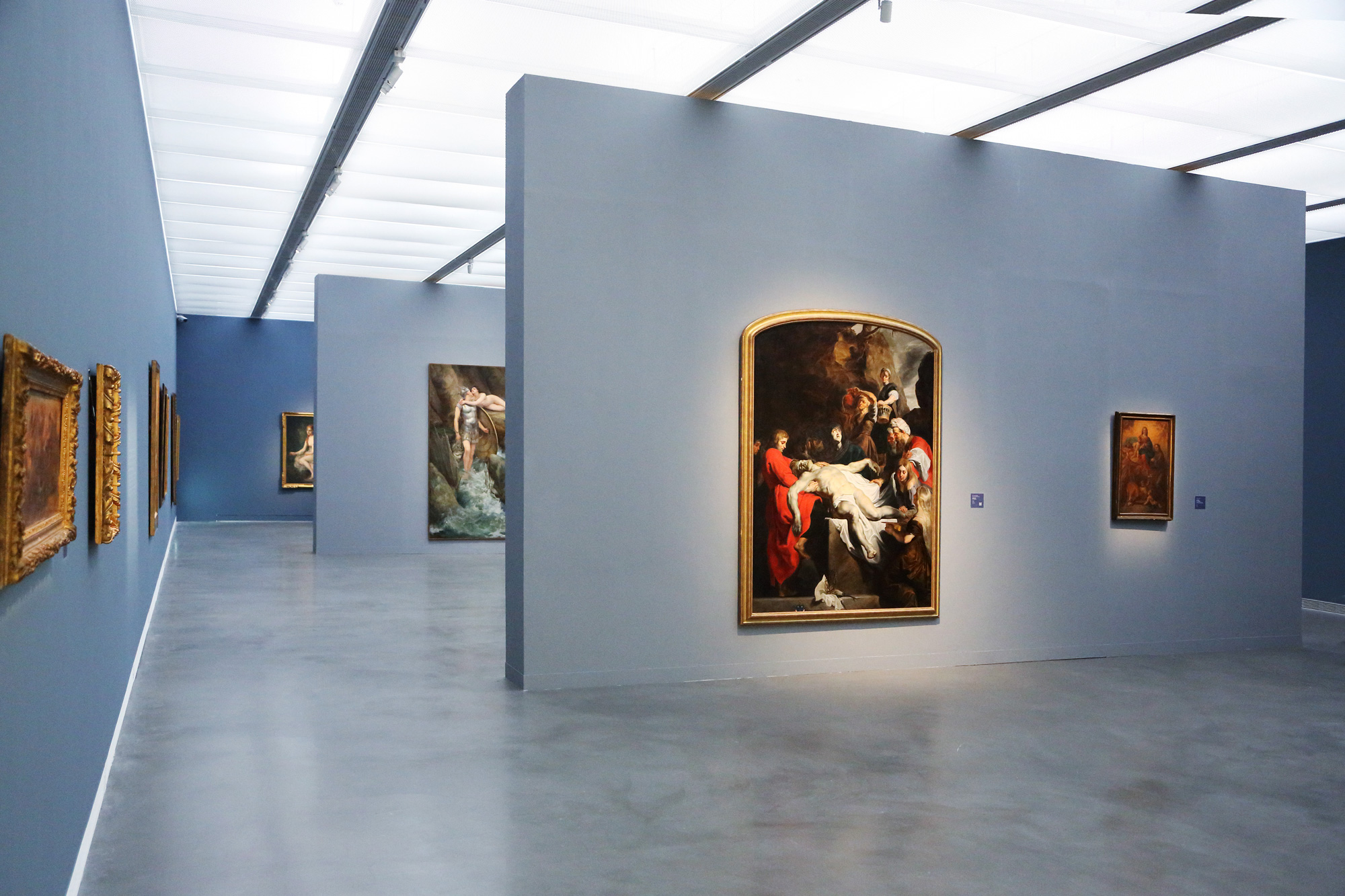 《世界─林明哲的藝術收藏》展覽中有許多難得一見的大師名作，畫面正中央為保羅．魯本斯的追隨者 Attributed to Peter Paul Rubens，《耶穌的葬禮 The Entombment》。（攝影：王士豪）