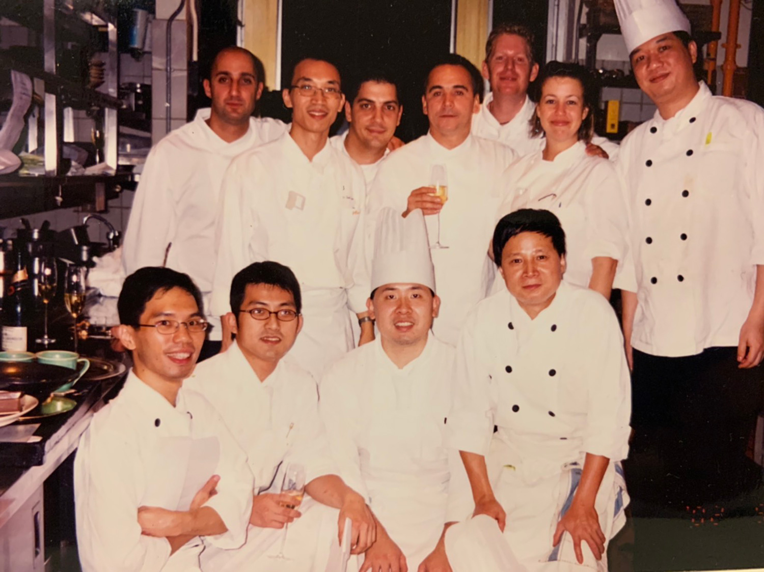 進入香港文華東方Vong餐廳工作，為林明健（前左二）找到料理的熱情與方向。（圖片來源：AKIN）