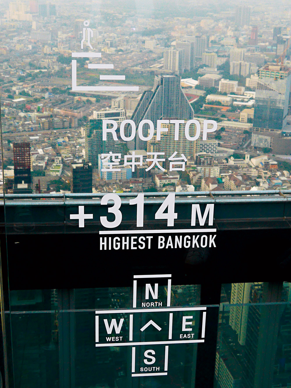 這裡是曼谷目前最高點，海拔314公尺的空中天台。（攝影：蘇曉音）