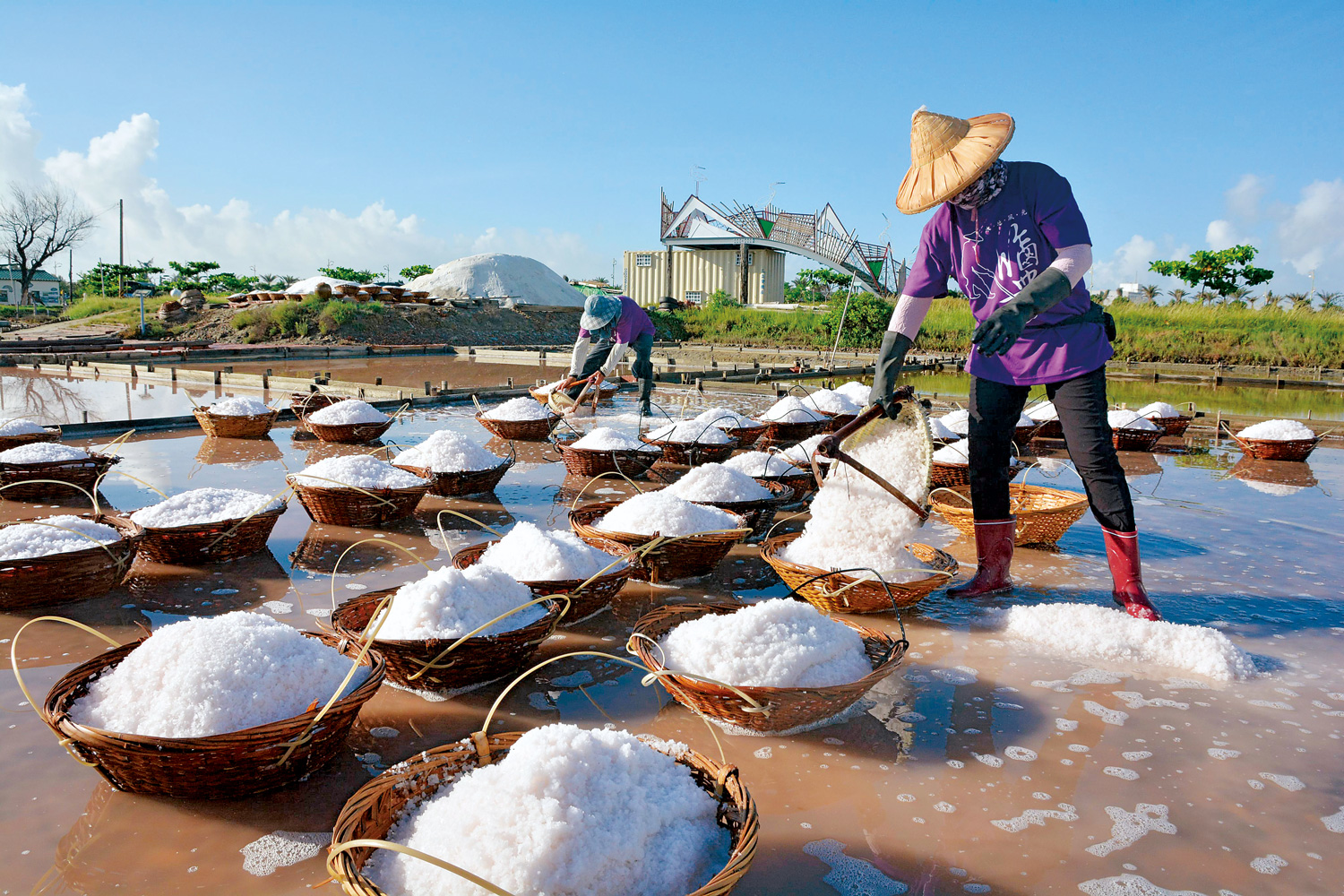 在地製鹽職人以手工曬鹽，生產濃縮風土的鹹滋味。（圖片來源：台北晶華酒店）