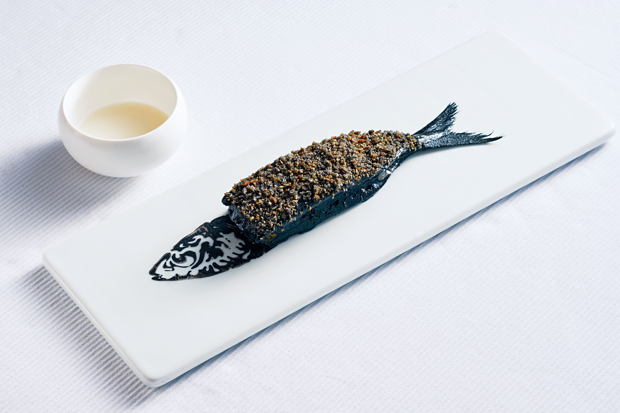 把日本漁村常見的魚拓，做成義大利料理，是一星日籍主廚德吉洋二用料理說明自己人生的最佳示範。（攝影：高大鈞）