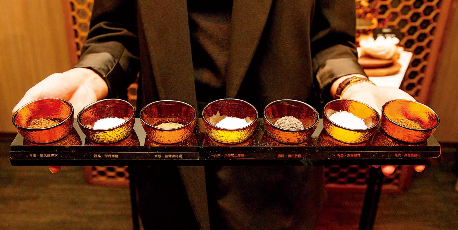 晶華培訓兩位侍鹽師說鹽道菜。羅明威強調，侍鹽師不僅味覺敏銳，也透過言詞表達，讓人有畫面想像。（圖片來源：台北晶華酒店）