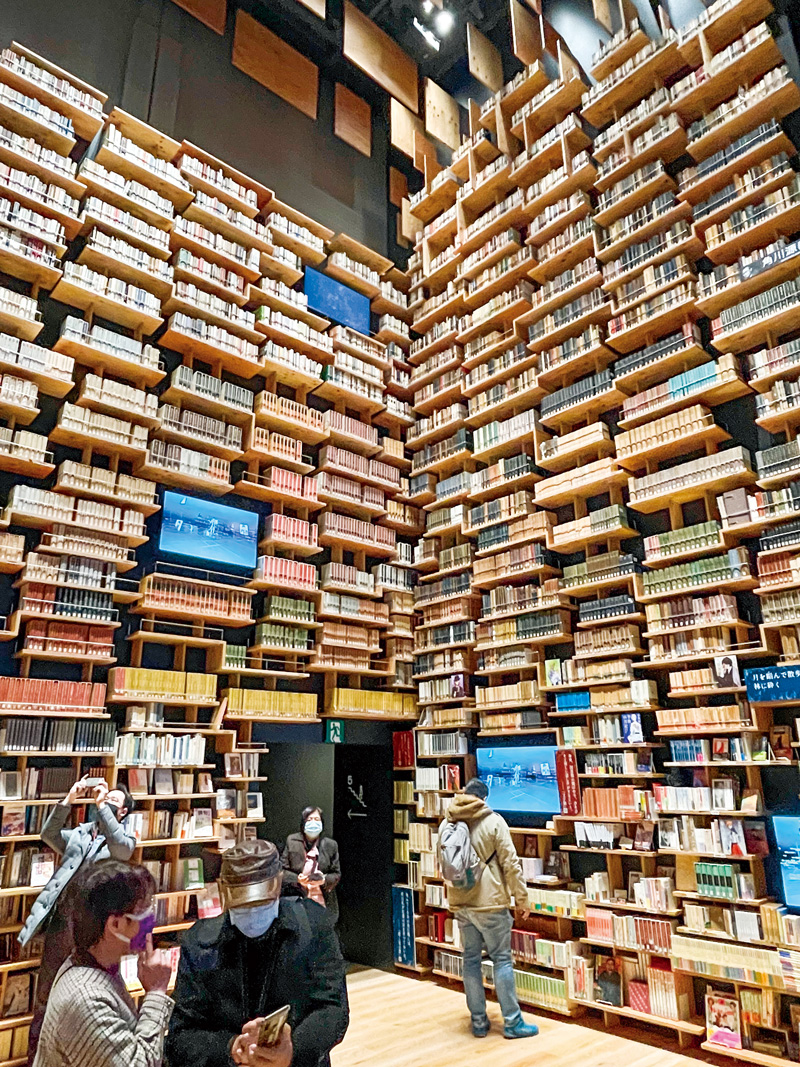 角川武藏野博物館中編輯小鎮書街道的盡頭，有一座高八米、被書架圍塑出來的空間，被稱作「書架劇場」。（圖片來源：李清志）