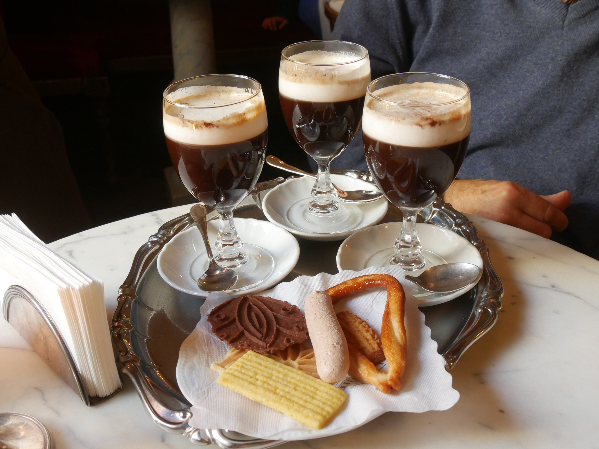 義大利杜林（Turin）bicerin（彼切令），裝在短玻璃杯中，由一層層熱巧克力、咖啡與打發鮮奶油或牛奶結合。（圖片來源：Dreamstime／典匠影像）