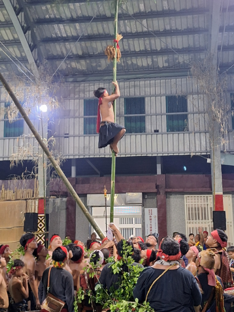 新園部落的排灣族會在收穫祭時為少年舉行打屁股及爬竹竿的初階成年禮。