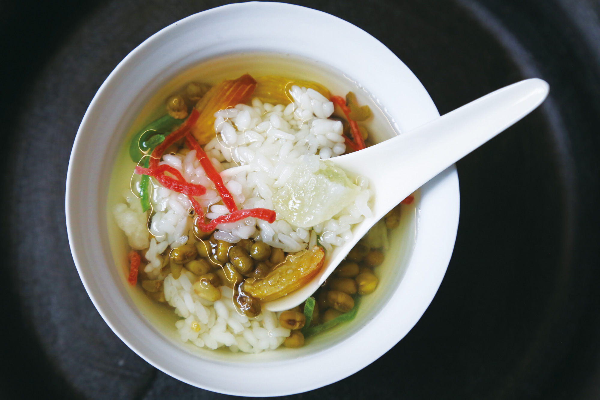 蘇式綠豆湯上桌時，綠豆跟糯米不能混合，讓客人選擇自己想吃的部分及多寡，別有一番樂趣。（圖片來源：木馬文化）