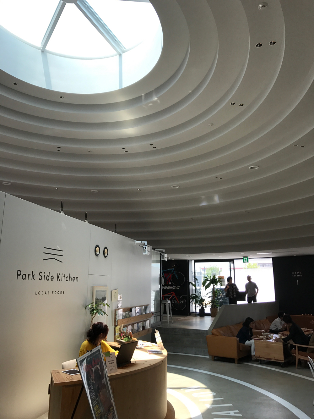 CoFuFun Plaza以幾個類似飛碟或陀輪的白色圓盤容納包括詢問台、遊樂區、商店、餐廳、咖啡店及自行車租車站、舞台、會議空間等需求。（攝影：李清志）