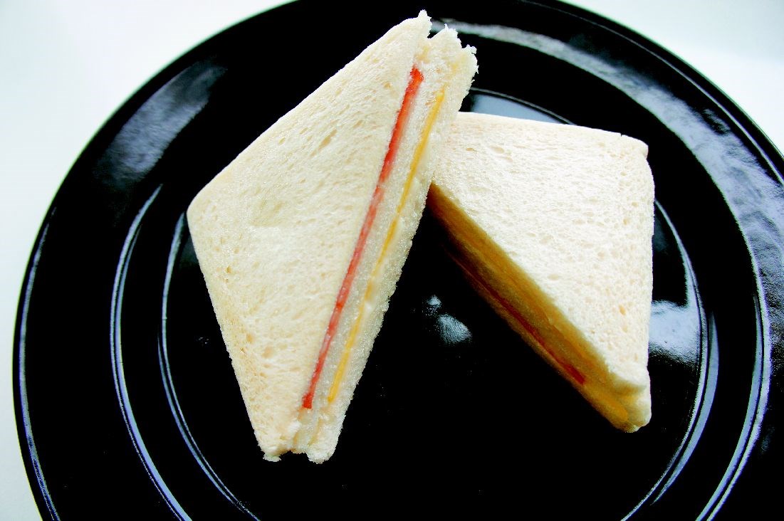 雙福食品夾著火腿和蛋皮的簡樸三明治，散發著淡淡的奶香和蛋香。（圖片來源：王宣一）