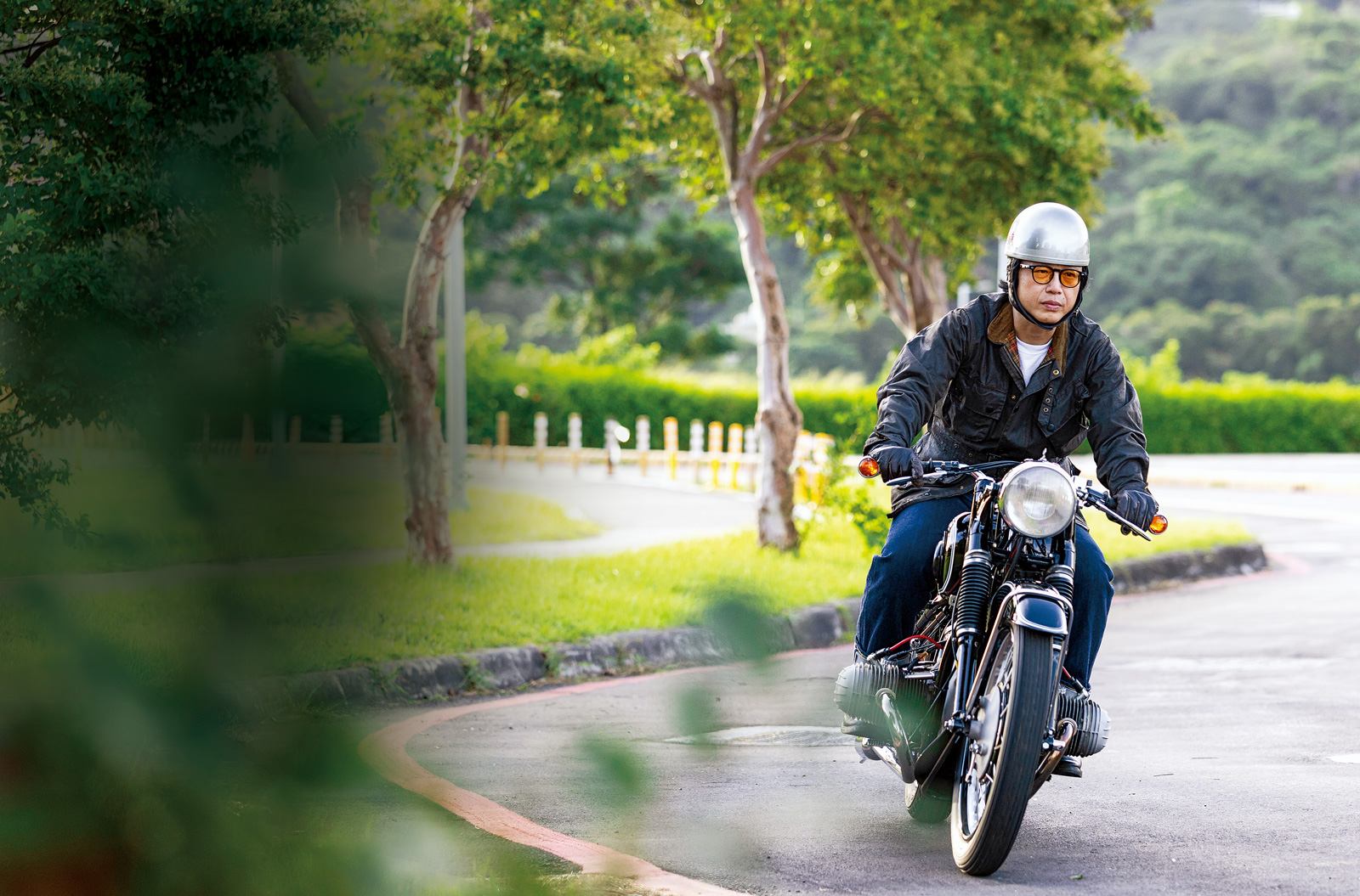 建築師葉晉榮是台灣著名骨董摩托車蒐藏家，目前手上有18台骨董重機，最年長的BMW R51/3已經72歲。（攝影：劉煜仕）