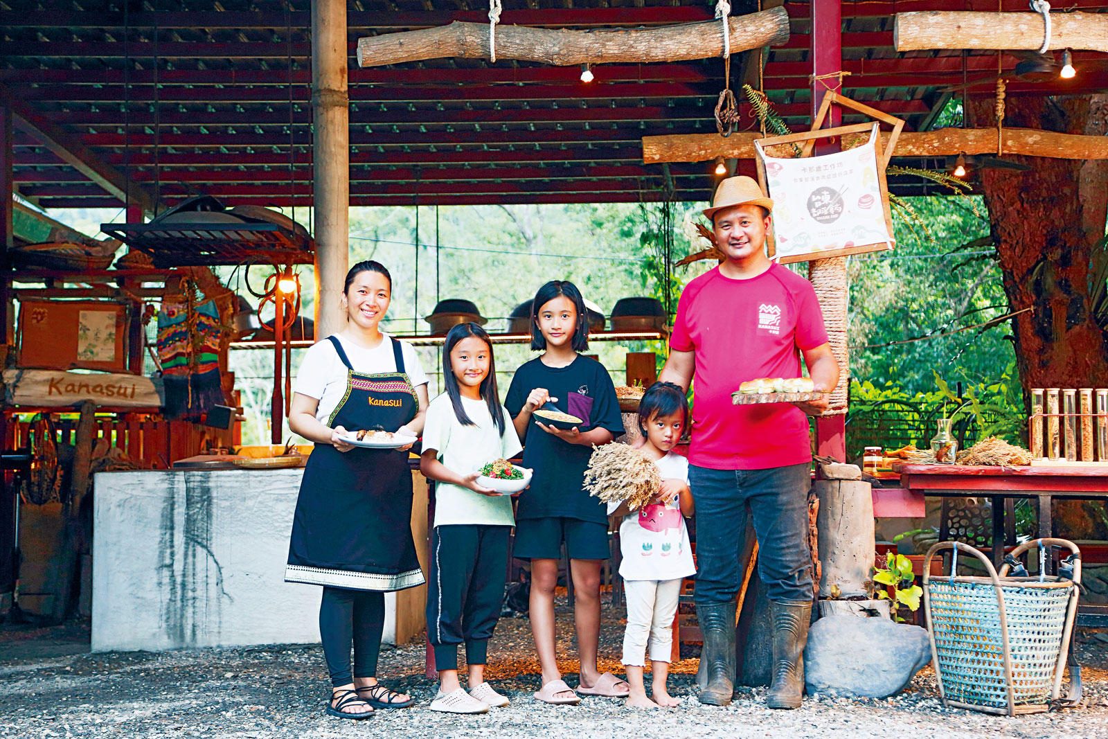 Biung（右）帶著太太Ngavan（左）和孩子從都會返鄉，在布谷拉夫部落打造卡那歲工作坊，端出一道又一道發揮創意的油芒美味料理。（攝影：王士豪）