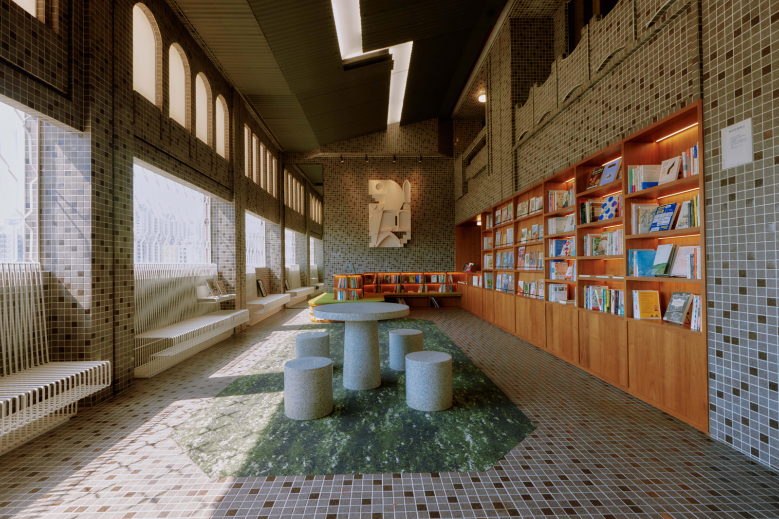 天下南隅的8樓公共區域設有圖書館，還可享受整片灑落的天光。（圖片來源：天下南隅提供）