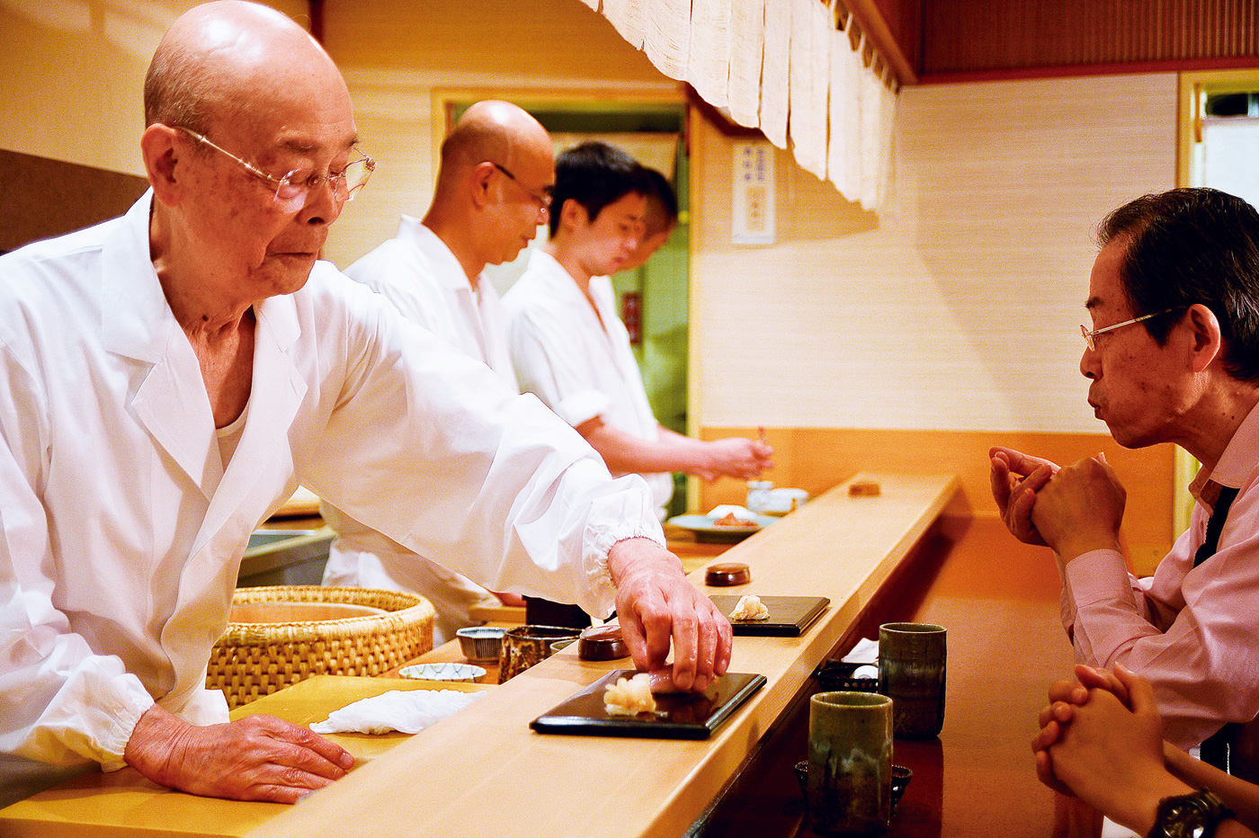 93歲仍在捏壽司的小野二郎（左一），是最年長的三星主廚。（圖片來源：alive資料照）