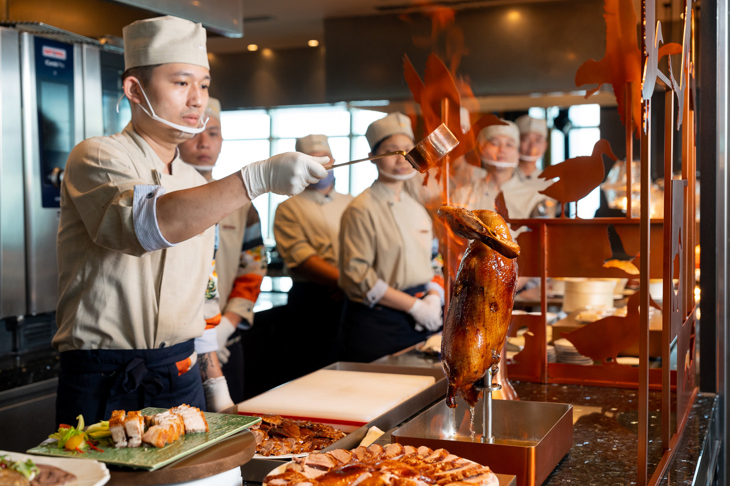 饗 A Joy中也提供經典的中華料理，圖為「橙酒火焰片皮鴨」烤鴨點火秀。（圖片來源：饗 A Joy提供）