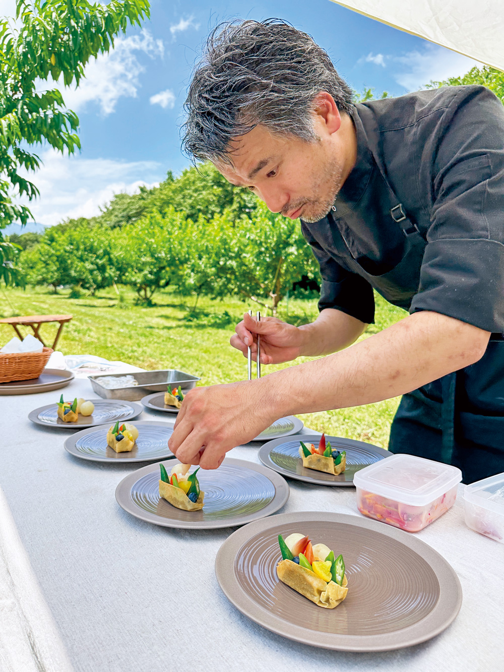 主廚在餐桌旁料理食材，確保新鮮上桌。（攝影：楊絲貽）