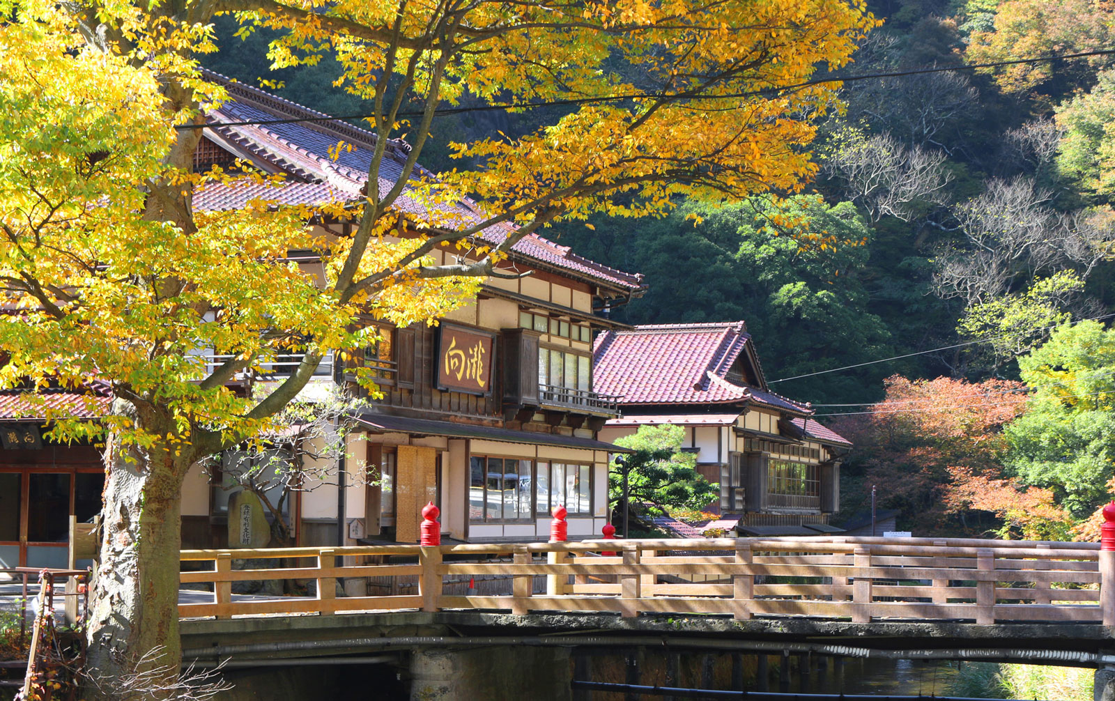 距離被票選為楓紅最美十大鐵道第一名的「只見線」會津若松站僅10分鐘車程，就能到達福島名湯東山溫泉。（圖片來源：JR東日本提供）