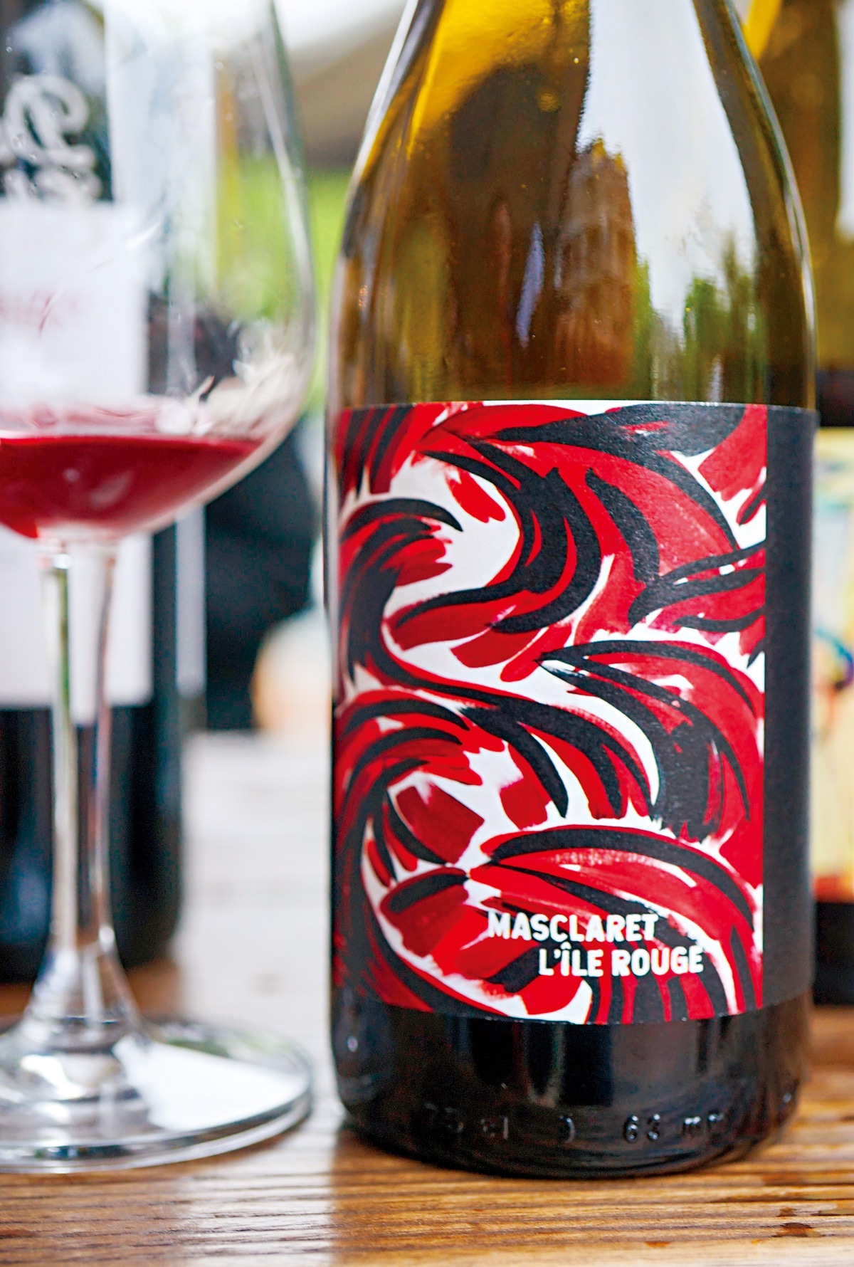 紅島嶼酒莊（Domaine de L'Île Rouge） 生產一款不太像紅酒的紅色酒Masclaret，是以八月底就趕早採收的梅洛（Merlot）釀成。（圖片來源：林裕森提供）