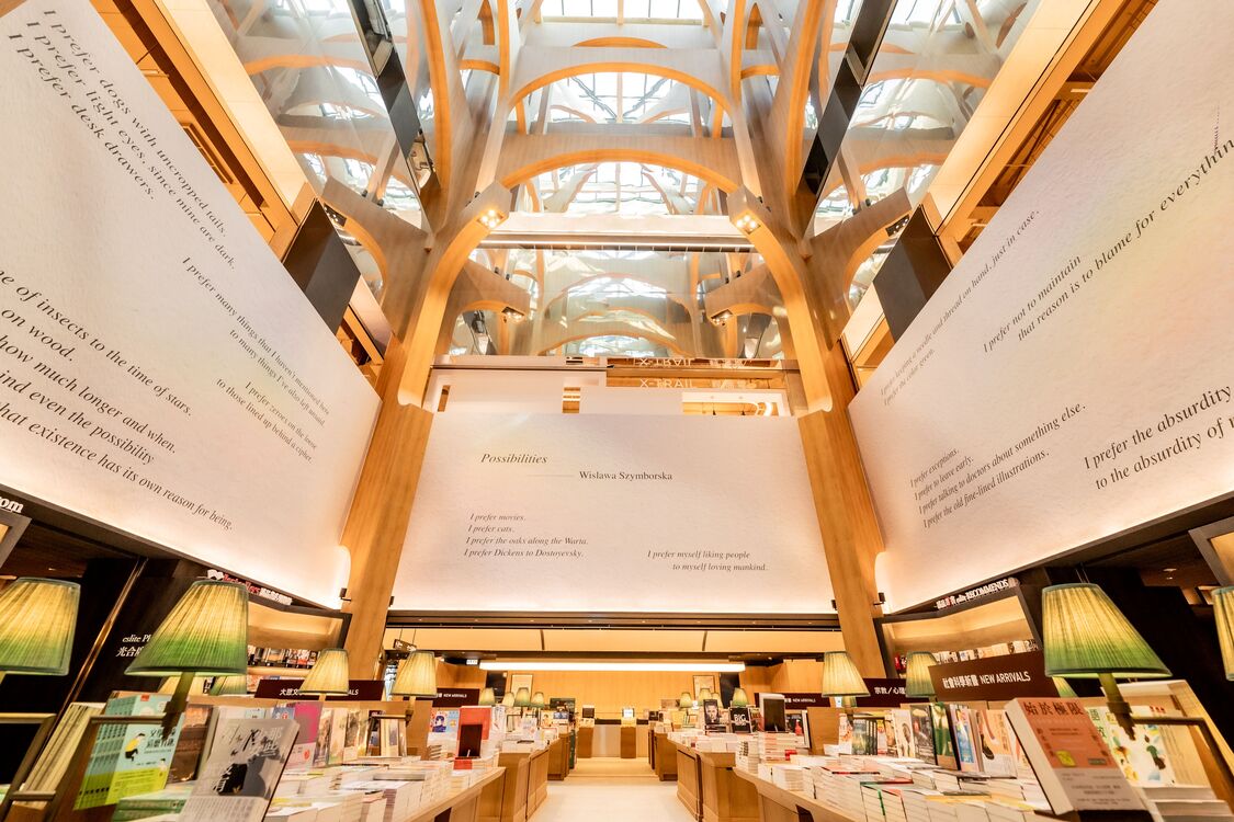 「誠品生活新店」的4樓書店有30米挑高天井，可在暖陽中沉浸書香。（圖片來源：誠品提供）