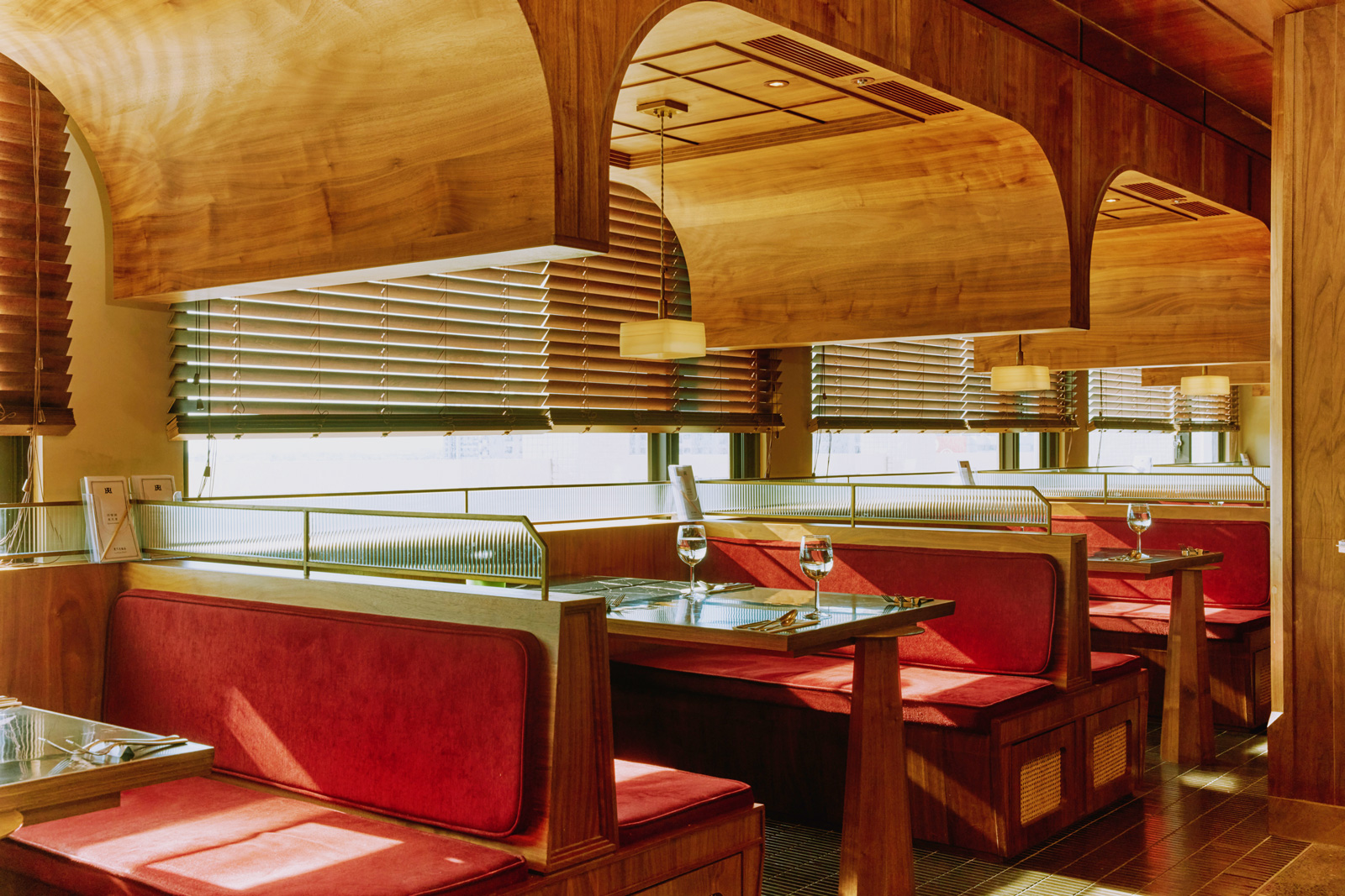 位於飯店頂樓，也是台南歷史最悠久的圓頂西餐廳，透過木質結構、圓弧拱型與紅色絨布面椅，打造如歌劇院舞台上或歐洲豪華列車中的VIP專屬包廂卡座。（圖片來源：天下南隅提供）