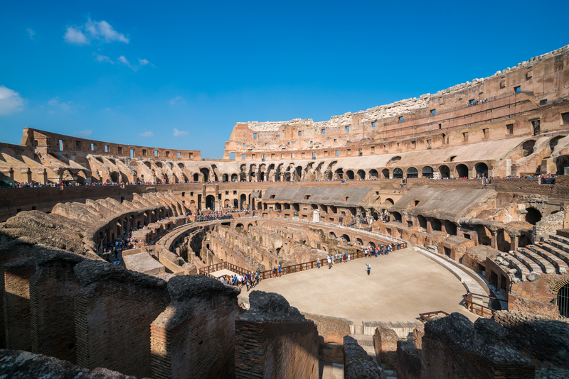 圓形劇場（amphitheatrum）又稱圓形競技場，是一種中間露天、四周則被圓形或橢圓形的建築環繞的表演場地，此建築起源於古羅馬。圖為義大利的羅馬競技場。（圖片來源：Dreamstime／典匠影像）