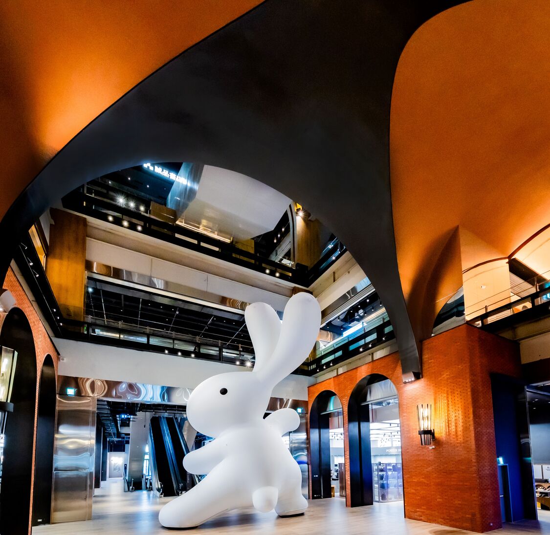 由知名藝術家黃本蕊創作的10米高巨型兔子「太極尼尼」藝術裝置，位於一樓迎賓顯得氣勢非凡。（圖片來源：誠品提供）