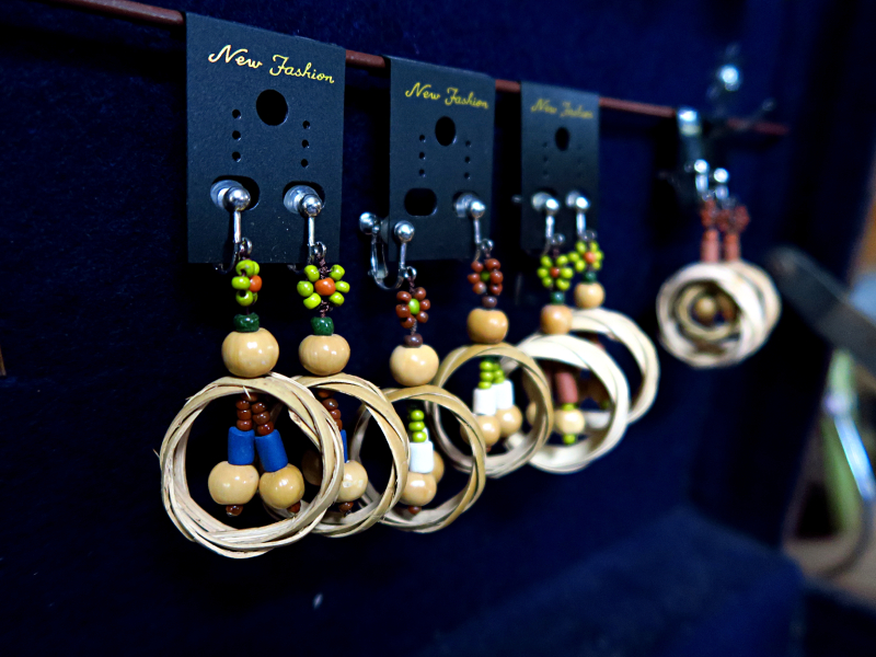 現代的薏苡串珠飾品會搭配其他不同材質、顏色的珠珠，呈現豐富樣貌。