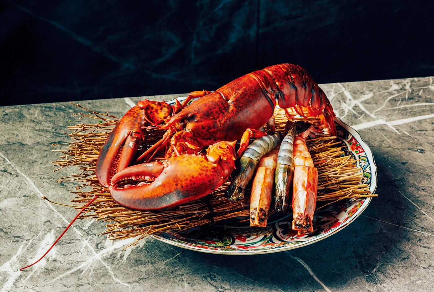 青杉推出的現流龍蝦海陸套餐，將一隻龍蝦分別做出龍蝦螯沙拉、火烤龍蝦海鮮盛合，以及海膽干貝鮭魚卵龍蝦炊飯。（圖片來源：Aosugi青杉燒肉提供）