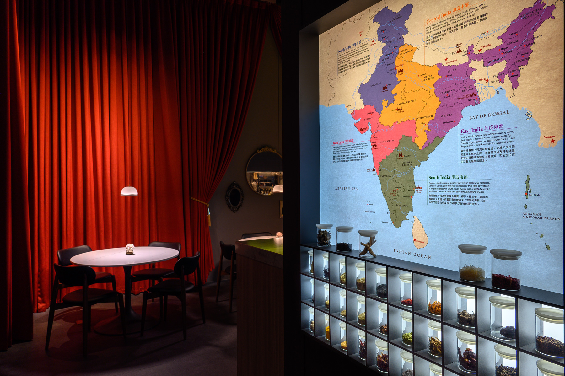 餐廳入口處的印度地圖與香料牆點出了餐廳主題，希望匯聚由南到北的印度各邦料理。（圖片來源：夏花餐室提供）