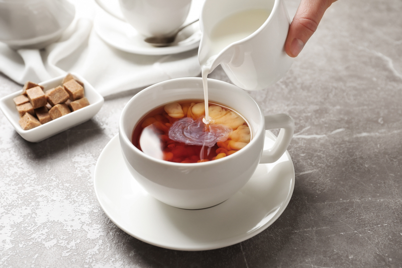 紅茶必須藉由90度以上的熱水沖泡，才能釋放出茶葉裡的兒茶素和咖啡因。因此若是沖泡奶茶，因應較為冰涼的牛奶溫度，一定要事先溫杯。（圖片來源：Dreamstime／典匠影像）