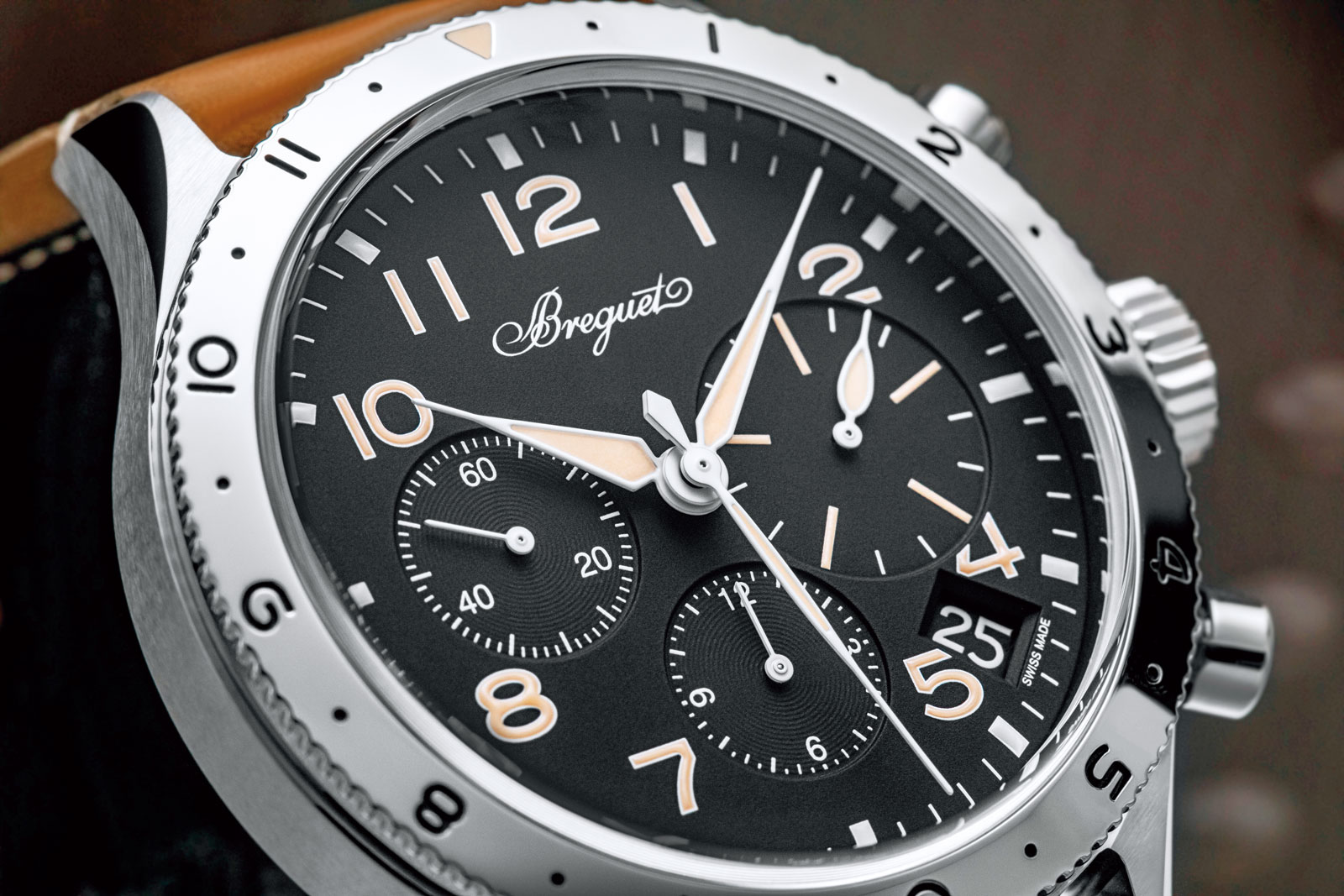 計時碼錶選擇將日期視窗開在4點30分，可以有效避開3點和6點鐘位置的小盤，配置上相當合理，但即便如此還是有人無法接受。（圖片來源：BREGUET提供）