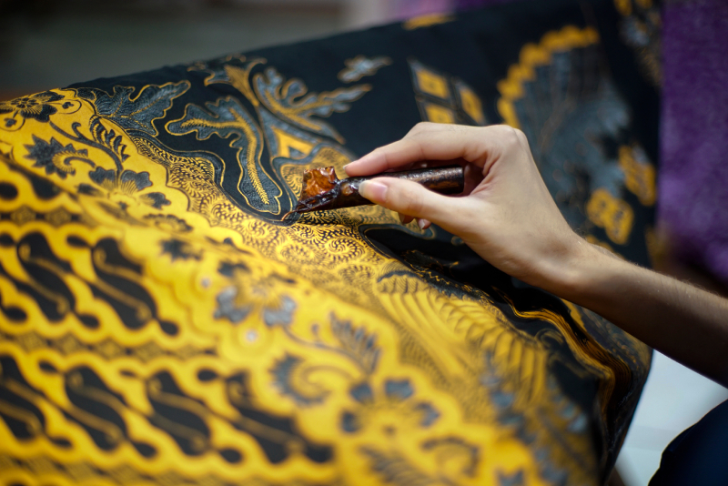 印尼蠟染（Batik，亦稱巴迪服）以特定圖案象徵吉祥寓意，並被奉為印尼「國服」