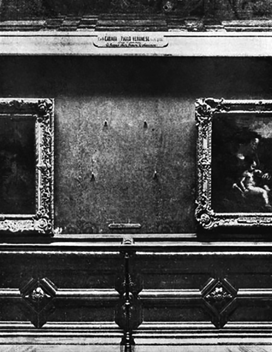 〈蒙娜麗莎〉的展示區只剩四根掛勾，顯得十分寂寥；這是1911年的方廳照片。（圖片來源：創意市集）