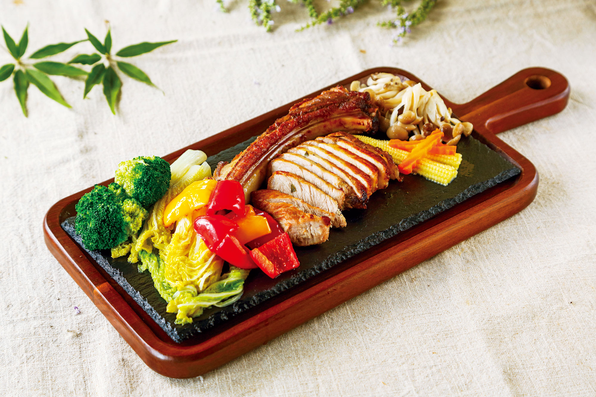 為支持屏東鄉親，東寶黑豬肉棧老闆特地提供米其林餐廳使用的戰斧豬排，搭配黃荊變成特色料理。（攝影：王士豪）