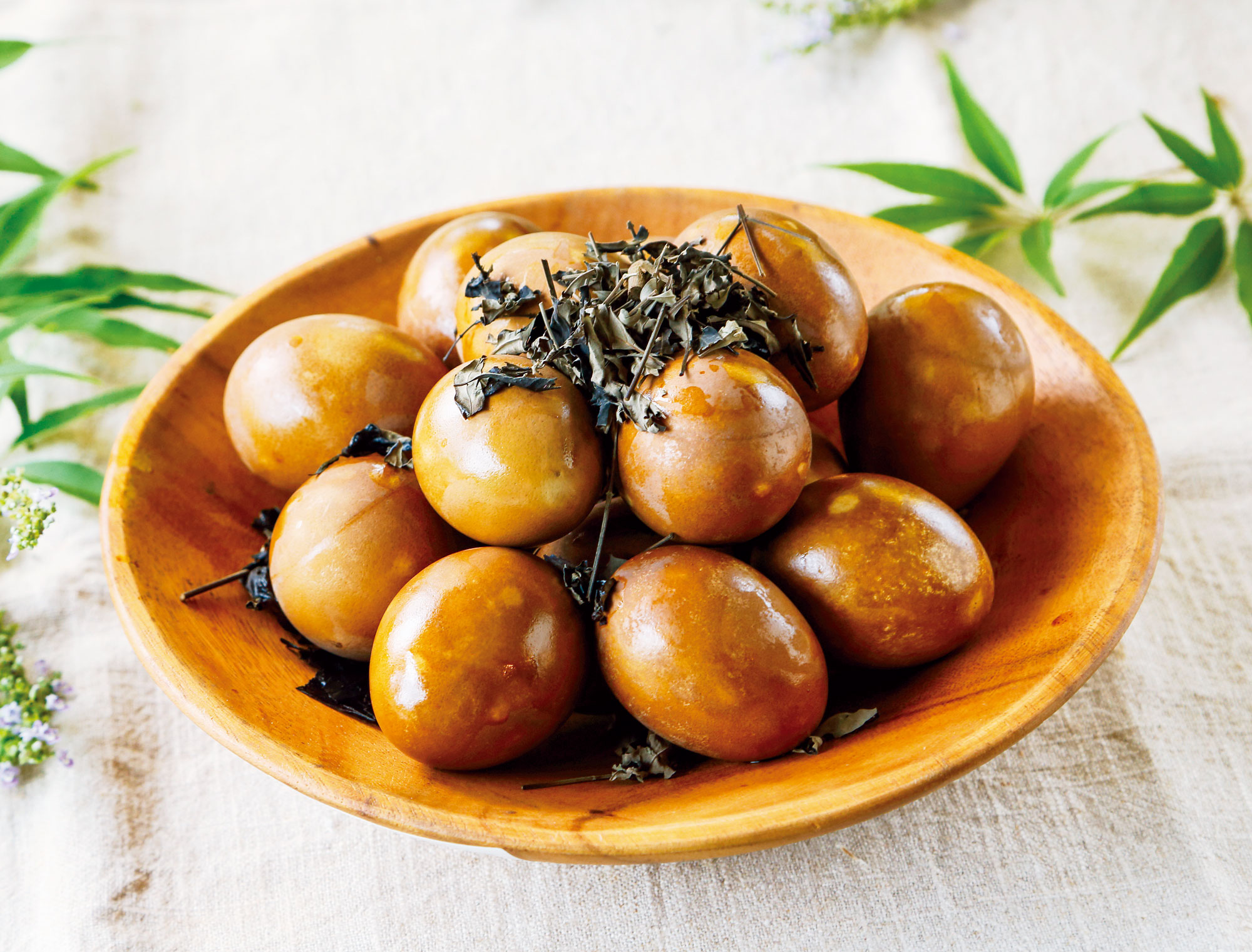 吃起來如九層塔，還帶有青草香氣的黃荊蛋是社區人氣料理。（攝影：王士豪）