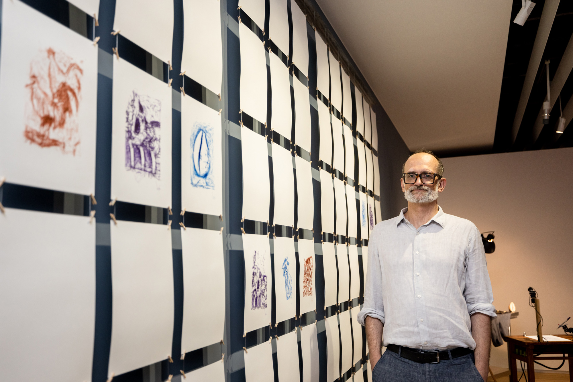 56歲的法國藝術家帕特里克．特雷塞特，20年藝術生涯曾遭遇無法突破現況的困境，直到他想到透過AI創造變數的方法。（圖片來源：忠泰美術館提供）