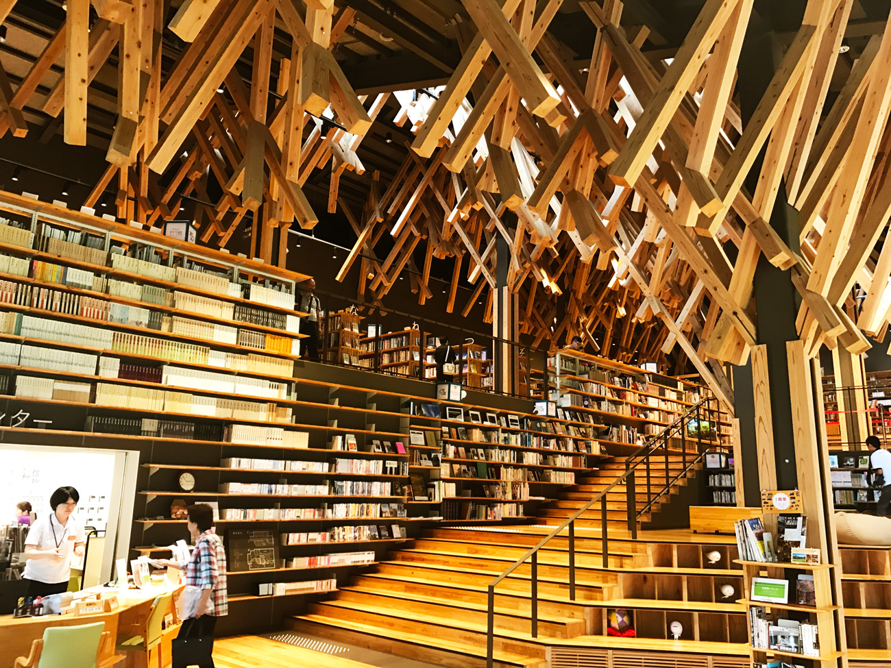 隈研吾設計的「雲之上圖書館」可說是名副其實的森林美術館，走進圖書館內，可以看見交錯組構的木頭，猶如進入一座茂密的森林。（攝影：李清志）