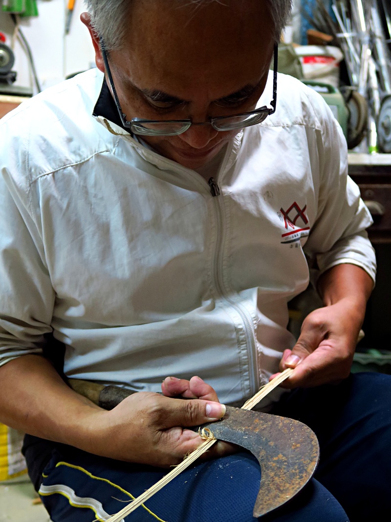 瓦歷斯．哈勇認為手作的藤編工藝品仍然品質較好，能順著自然的纖維做修整，也比較不會在編織時斷裂。