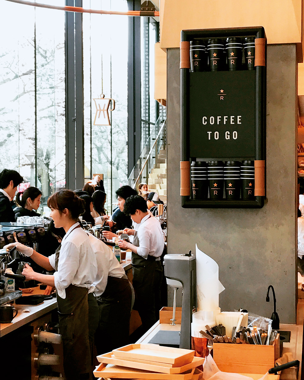 想要進入星巴克的人群在街道上大排長龍，號碼牌甚至發到2、3000號，大家卻依然樂此不疲。（攝影：李清志）