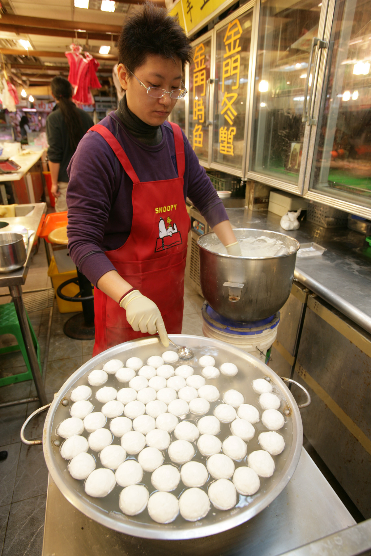 用草魚魚漿現燙出來的魚丸，吃來鬆軟，是江浙人偏好的味道。（攝影：陳炳勳）