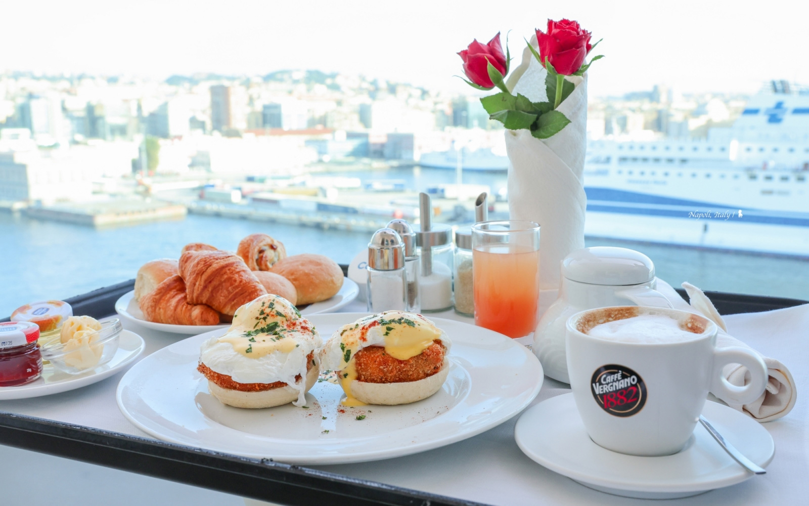 不用走出房間，就能以美味早餐佐拿坡里碼頭美景。（圖片來源：陳耀恩）