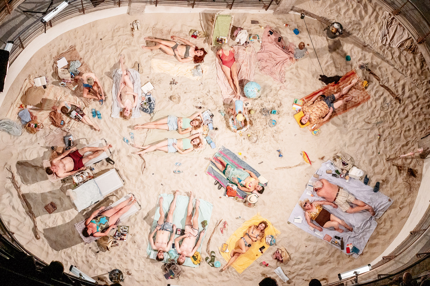 《太陽與海》以看似悠閒的午後日光浴開啟一場關於世界末日的討論。（圖片來源：Gabrielius Jauniškis提供）