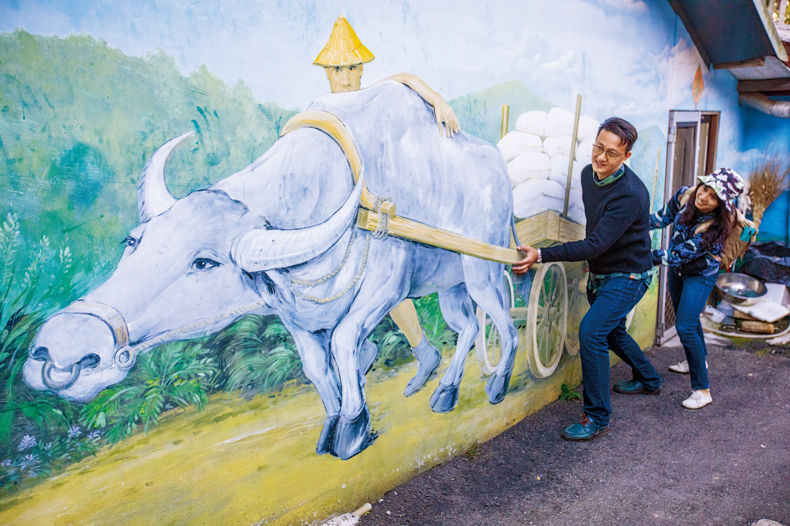 從村子的彩繪牆可一窺農業生活樣貌。一開始村民自己畫，後來加入藝術家畫作。（攝影：郭涵羚）