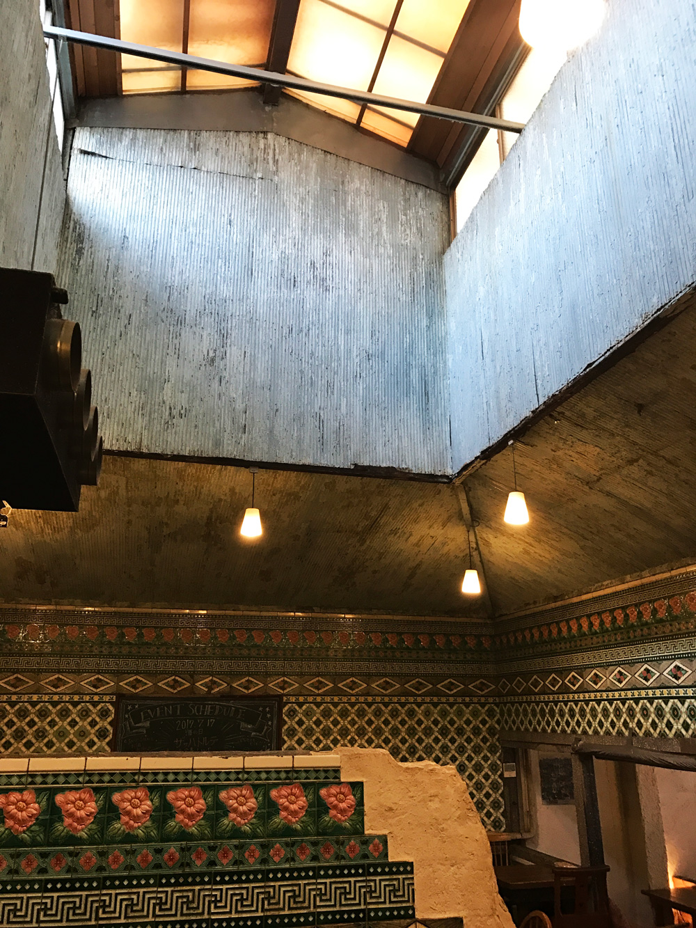 Café Sarasa連湯屋的泡湯池也保留在咖啡廳內。（攝影：李清志）