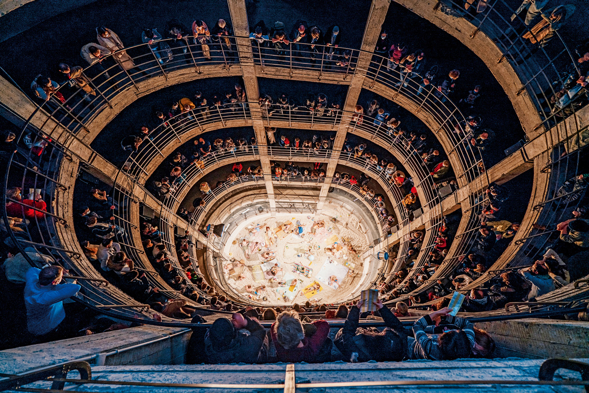 透過上帝視角式的俯瞰歌劇演員，讓觀眾用觀看其他物種的角度去思考。（圖片來源：Gabrielius Jauniškis提供）