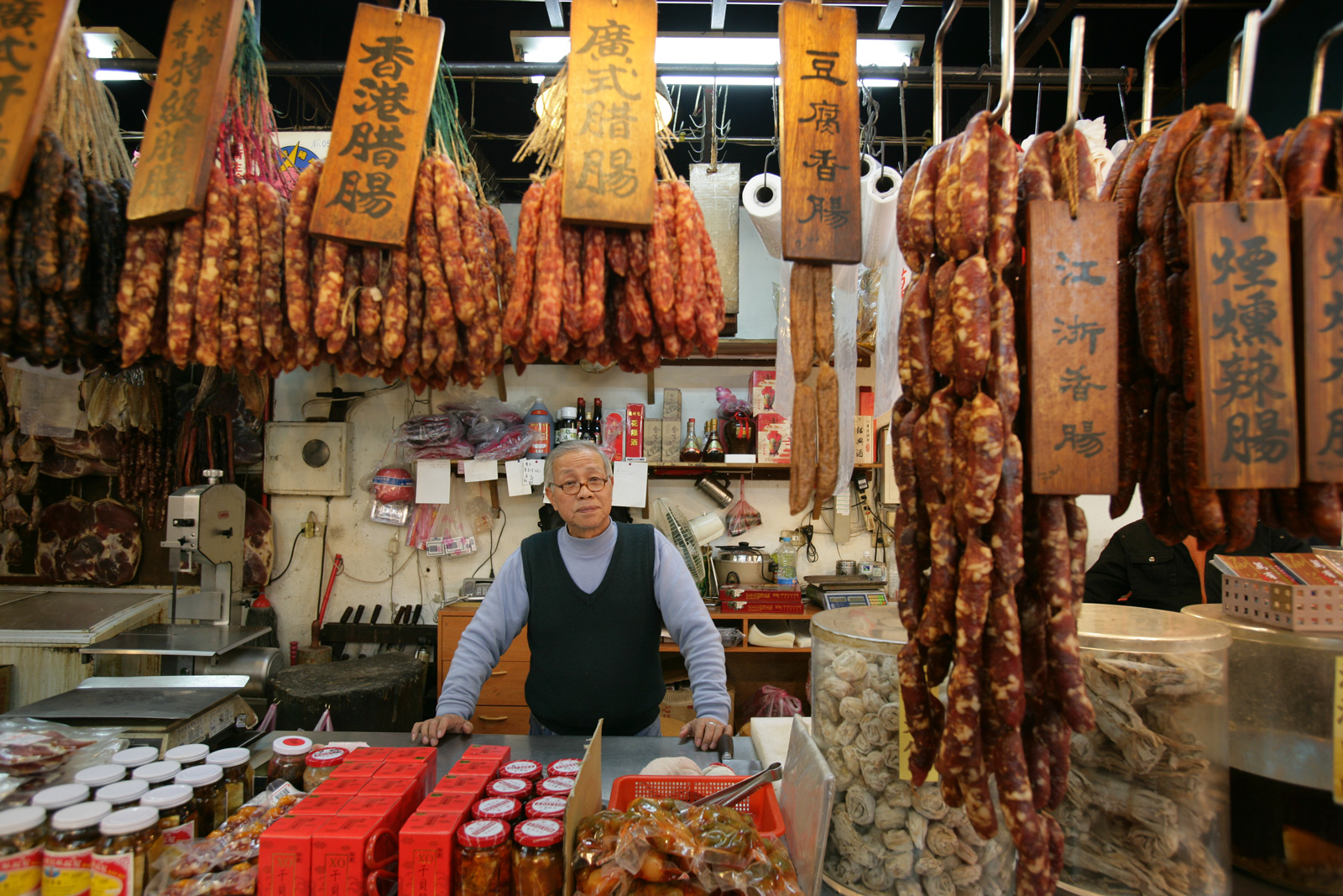 「上海萬有全」是南門市場名攤，老闆田種禾鎮守著店內。（攝影：楊文財）