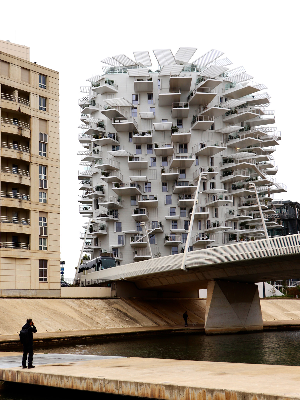 這座由日本建築師藤本壯介設計、位於河畔的白色住宅大樓，呈現一種刺蝟的狀態，像是一顆巨大的毬果。（攝影：李清志）